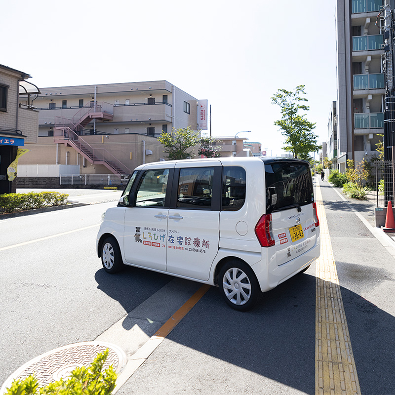 訪問診療に向かう診療車