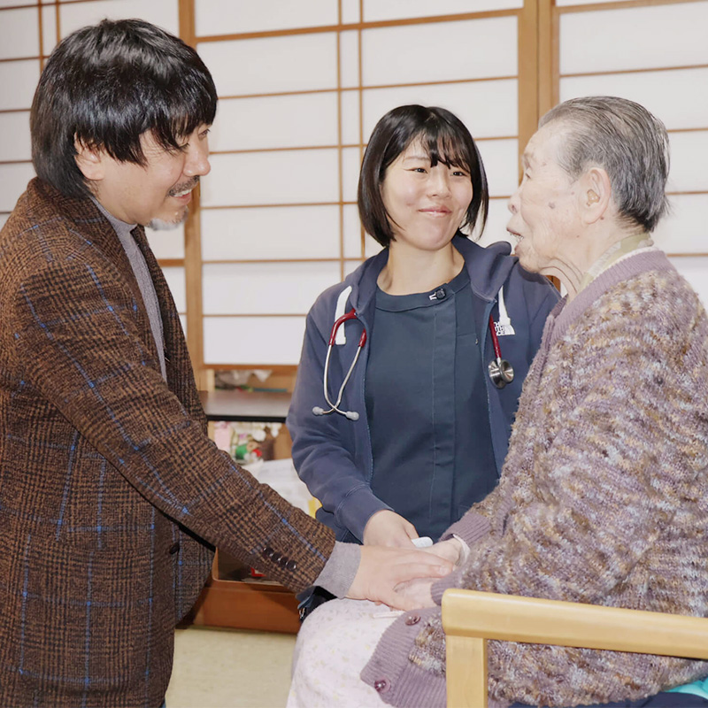 訪問診療をしている風景