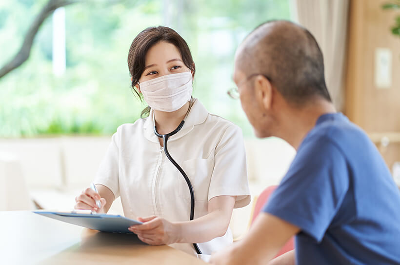 患者様にヒアリングする医療従事者