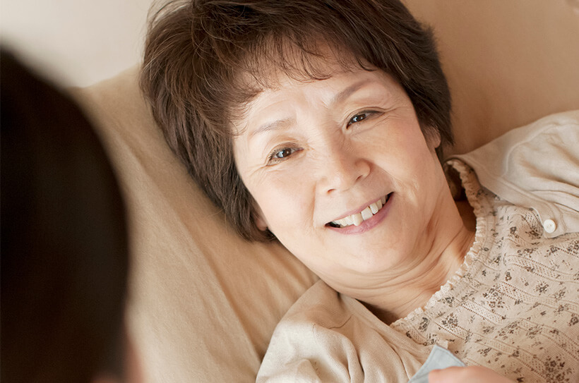 医療従事者に笑顔を向ける患者様