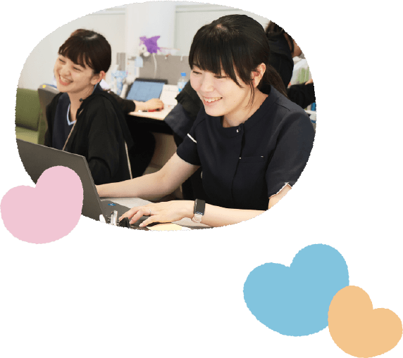 しろひげ在宅診療所の随行看護師がデスクで仕事をしている風景